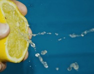 짠다.