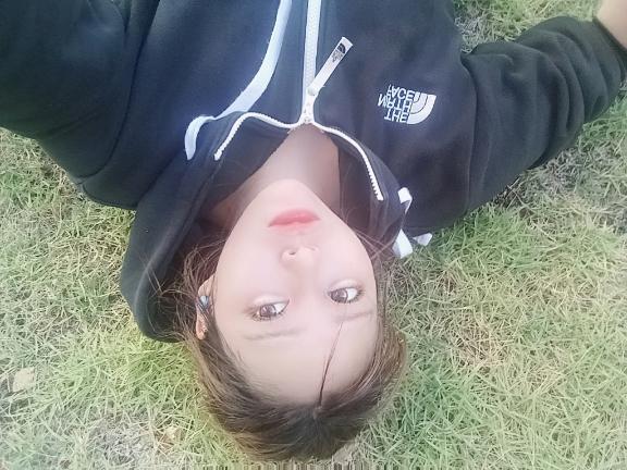 잔디밭에서 잠자는 녀석